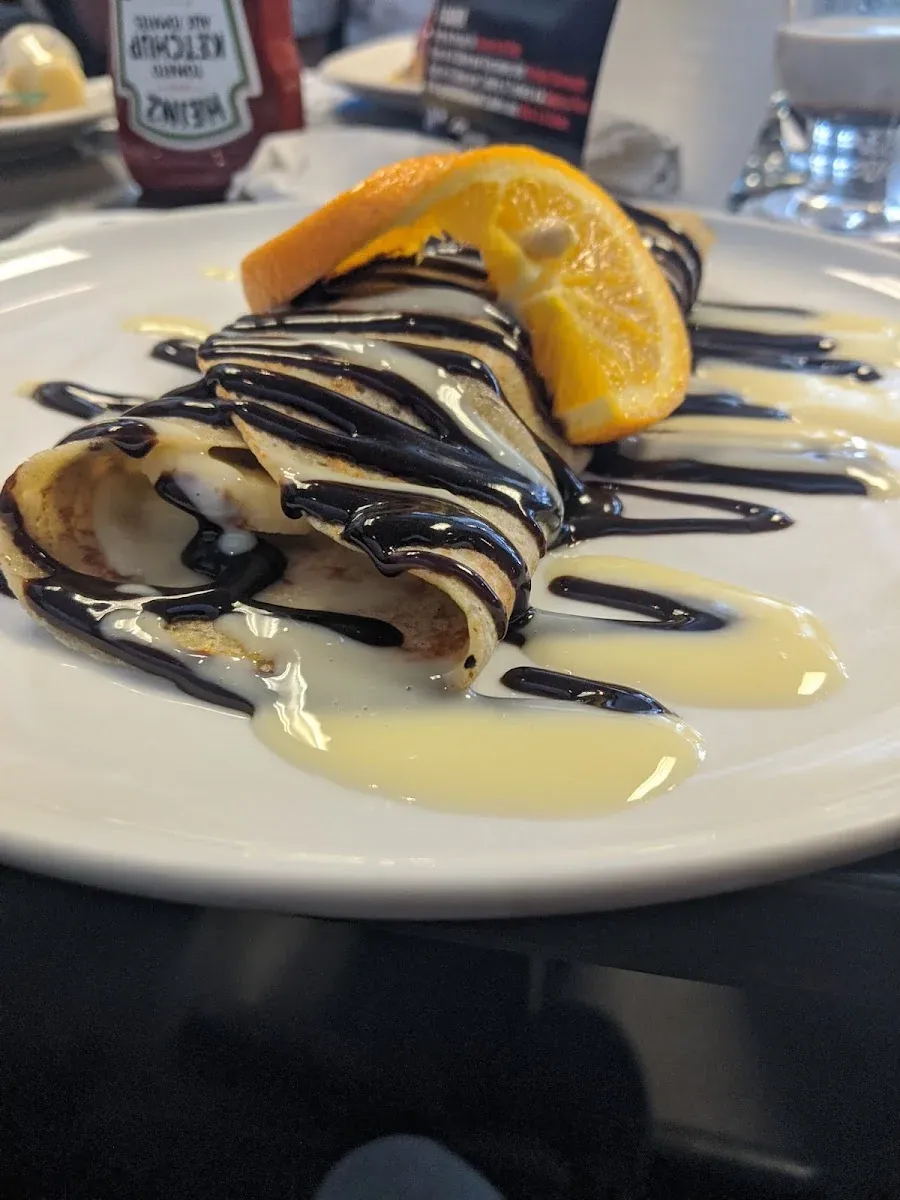 Crêpe, chocolat et crème anglaise.