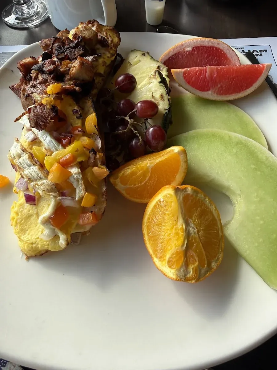 Omelette garnie de légumes, avec fruits frais.