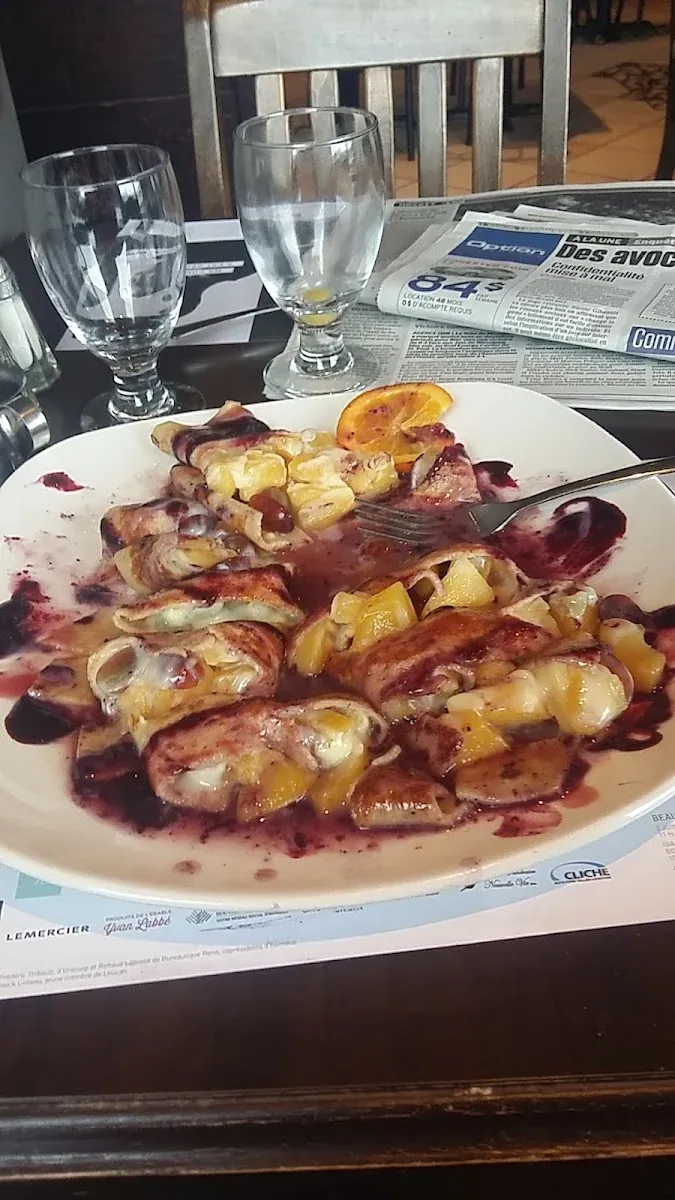 Crêpes roulées, coulis de petits fruits et fruits frais.
